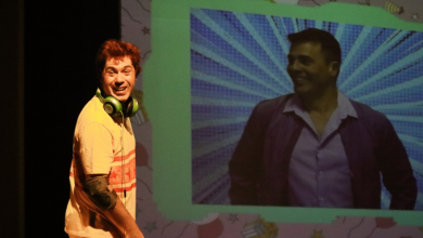 Peça "Meus 2" Pais em Itaguaí aborda diversidade familiar com linguagem dos jogos eletrônicos.