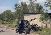 Carro de passeio completamente destruído