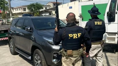 Policiais rodoviários federais durante a recuperação de um carro roubado