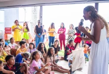 Professora fazendo palestra para alunos