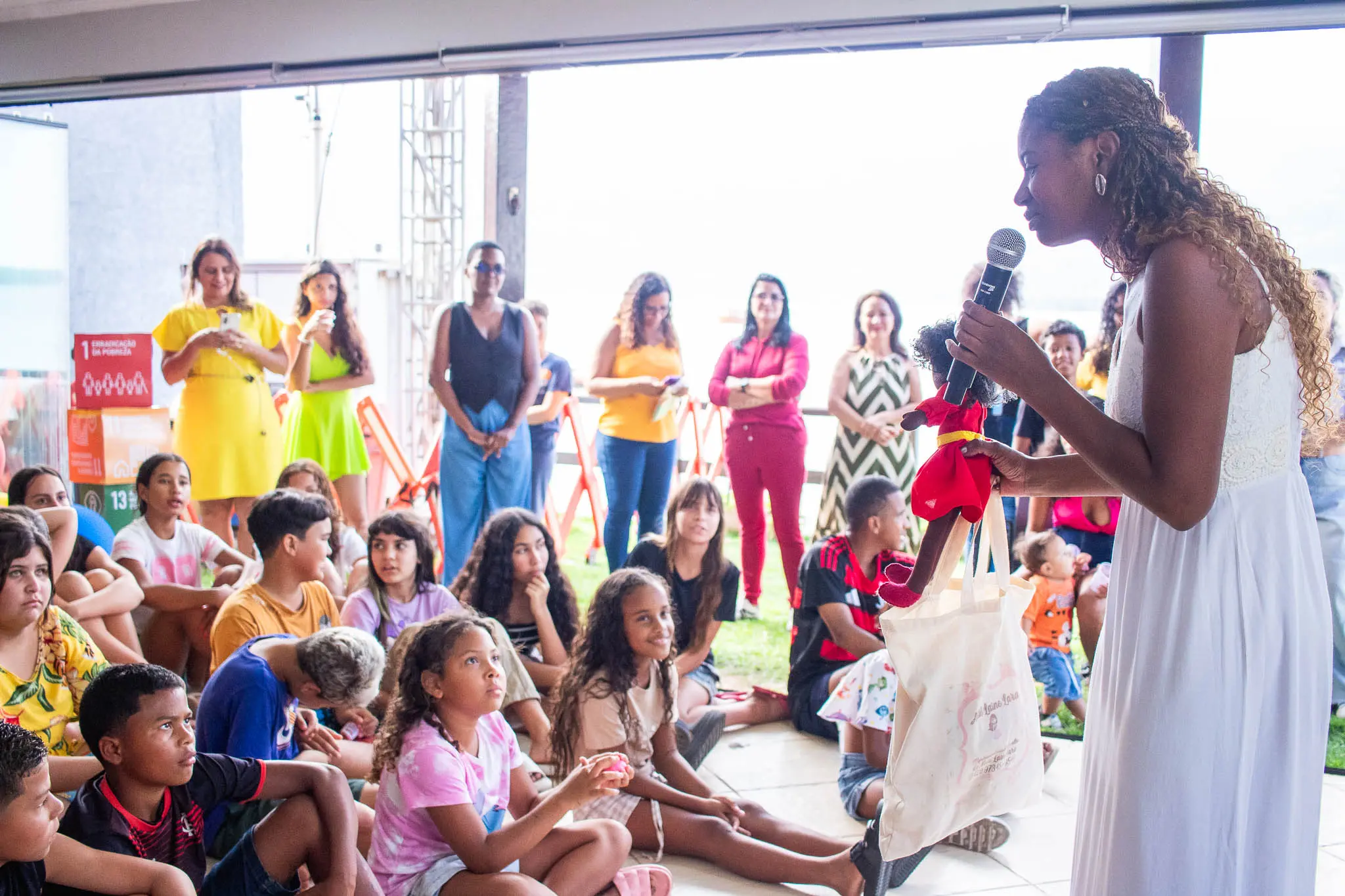 Professora fazendo palestra para alunos