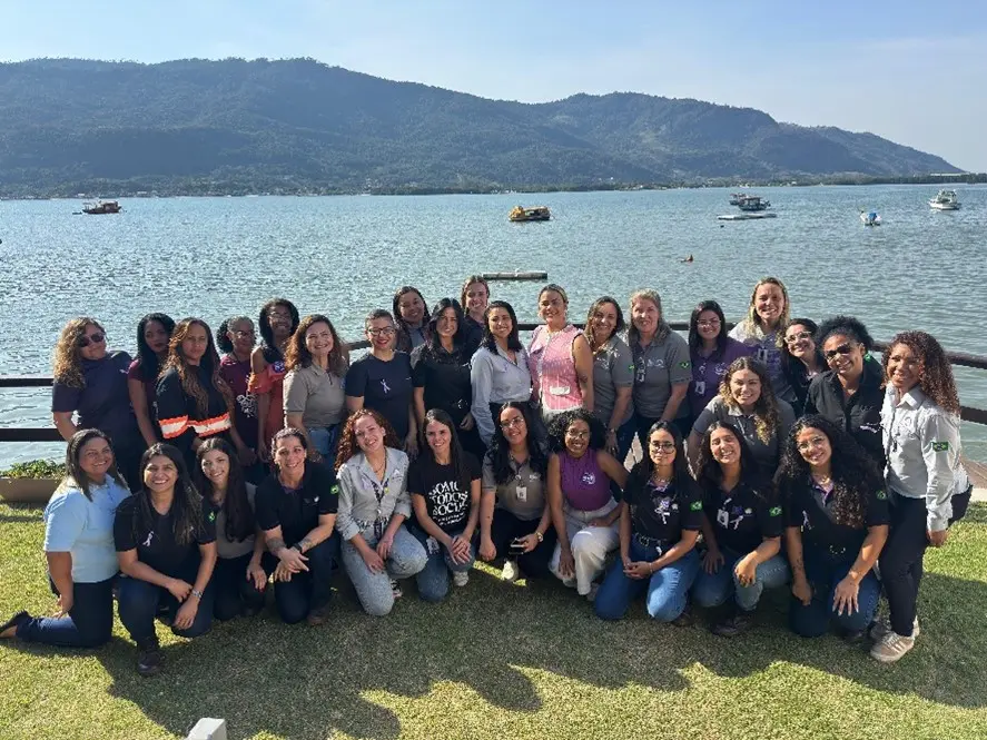 Várias mulheres posando para uma foto
