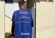 Funcionário com coletes e crachá de identificação visitarão imóveis