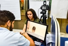 Estudante faz coleta de dados biométricos durante mutirão do Detran-RJ para emissão de carteiras de identidade