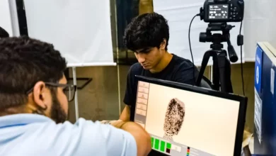 Atendimento no Detran RJ: servidor realiza coleta de digitais de cidadão