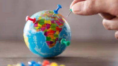 Globo terrestre com alfinetes coloridos representa a expansão internacional de negócios