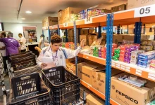 Aluno do Senac RJ durante atividade prática no curso de Assistente de Logística