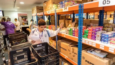 Aluno do Senac RJ durante atividade prática no curso de Assistente de Logística