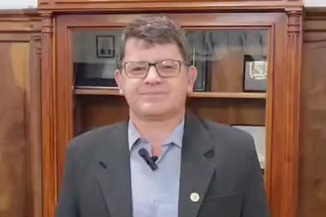 Reitor da UFRRJ, professor Roberto Rodrigues, fala à câmera