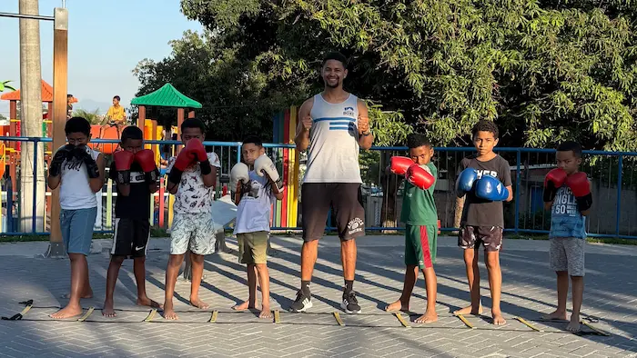 Alunos e professor do projeto de boxe