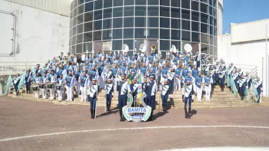 Integrantes posam para foto após vencer concurso