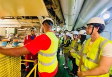 Estudantes da UERJ durante aula prática a bordo da usina flutuante da Karpowership, na Baía de Sepetiba.