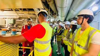 Estudantes da UERJ durante aula prática a bordo da usina flutuante da Karpowership, na Baía de Sepetiba.