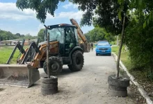 Retroescavadeira removendo barricadas
