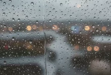 Fotografia mostra o vidro de uma janela, embaçado e com pingos de chuva