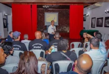 Vice-prefeito e secretário de Saúde, Lucas Venito, conduz palestra durante o evento