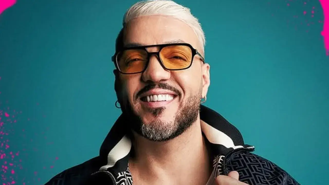 Cantor Belo de óculos sorrindo