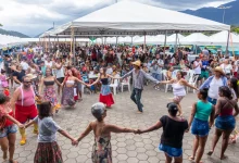 Pessoas fazendo uma roda