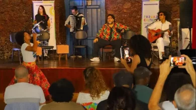 Artistas se apresentam durante a aula-espetáculo que marcou o encerramento do curso Formar Cultura