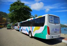 Ônibus característico de Mangaratiba estacionado na orla
