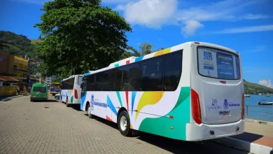 Ônibus característico de Mangaratiba estacionado na orla