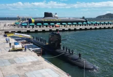 Submarino “Tonelero” (S42) atracado durante a Mostra de Armamento e, ao fundo, o “Almirante Karam” (S43)