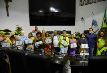 Homenageados da Sessão Solene da Consciência Negra posam com o prefeito Luiz Cláudio