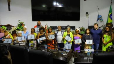 Homenageados da Sessão Solene da Consciência Negra posam com o prefeito Luiz Cláudio