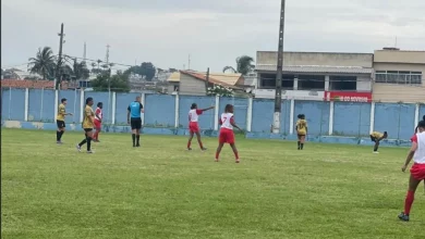 As equipes de Itaguaí e Campos em disputa acirrada