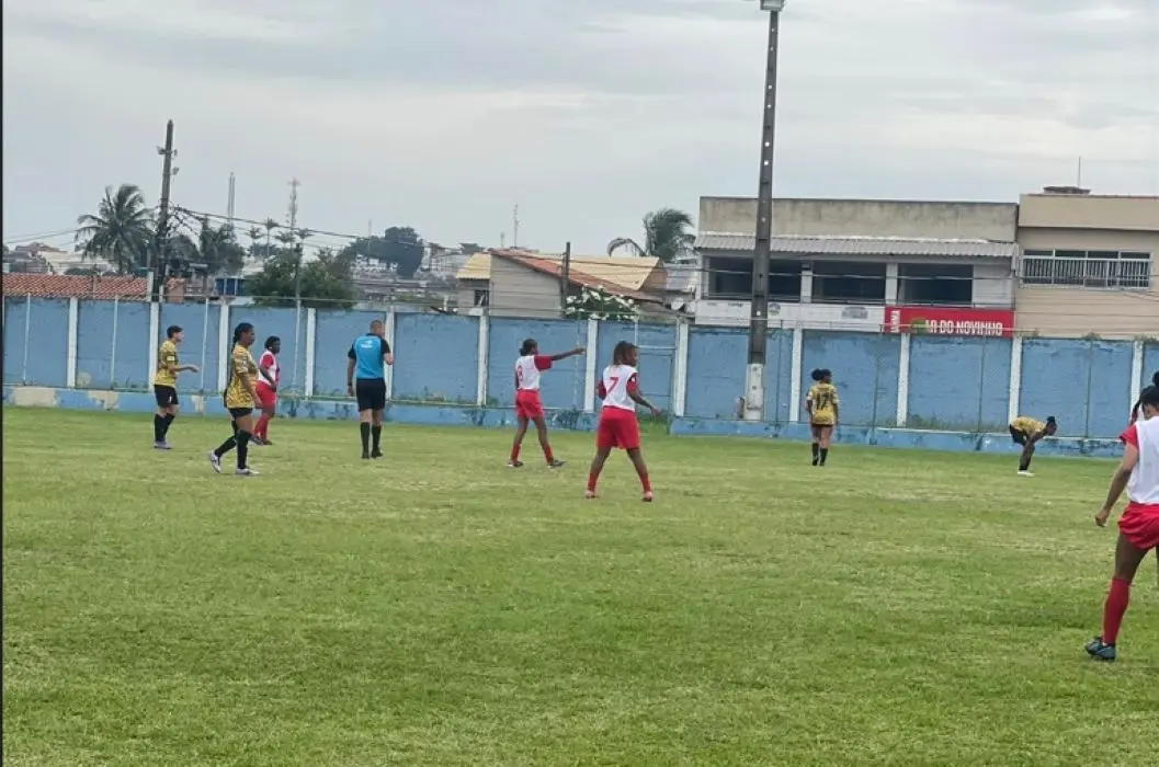 As equipes de Itaguaí e Campos em disputa acirrada