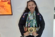 Emilly Feijó exibe as medalhas e o cinturão conquistados na temporada 2025