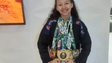Emilly Feijó exibe as medalhas e o cinturão conquistados na temporada 2025
