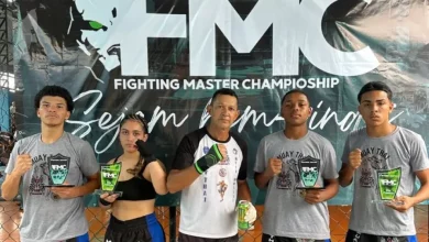 Atletas do IGAM, ao lado do mestre Emerson Gerê (ao centro)