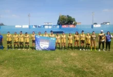 Seleção Feminina de Itaguaí perfilada no gramado do Estádio do Goytacaz