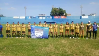 Seleção Feminina de Itaguaí perfilada no gramado do Estádio do Goytacaz