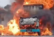Caminhão em chamas na Rodovia Rio-Santos, em Itaguaí
