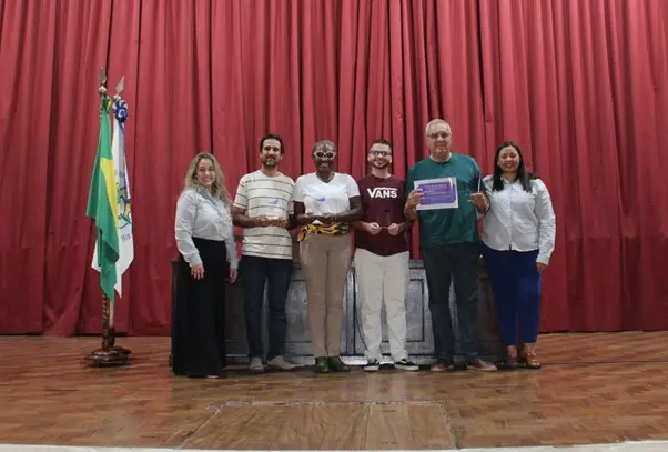 Pessoas posando para foto