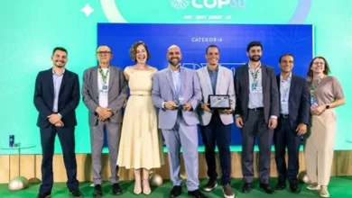 Várias pessoas no palco posando para foto