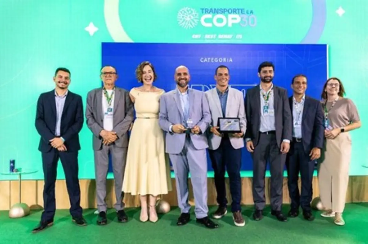 Várias pessoas no palco posando para foto