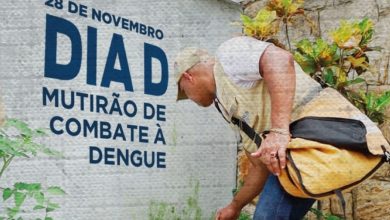Agente de saúde realiza inspeção em área externa durante o mutirão do Dia D de combate à dengue