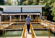 Funcionário da Rio+Saneamento inspeciona área operacional de uma estação de tratamento de água