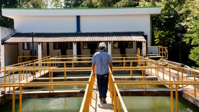 Funcionário da Rio+Saneamento inspeciona área operacional de uma estação de tratamento de água