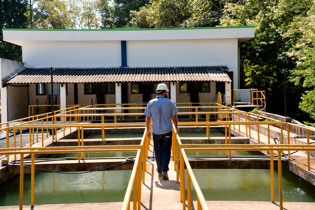 Funcionário da Rio+Saneamento inspeciona área operacional de uma estação de tratamento de água