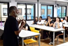 Professor conduz atividade com turma durante encontro formativo do Sesc RJ