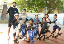 Professor Rafael Spock com os alunos do projeto Skate em Ação.
