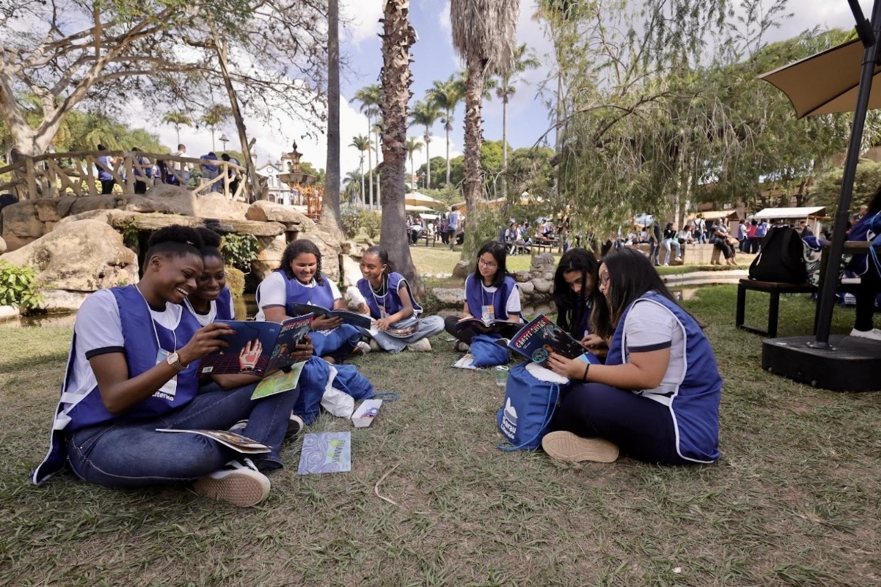 Sarau Literário promovido pela Seeduc-RJ será realizado na segunda-feira, 17 de novembro, entre 10h e 14h30, no estacionamento do Bangu Shopping, com a participação de escolas do Rio de Janeiro, Itaguaí e Seropédica