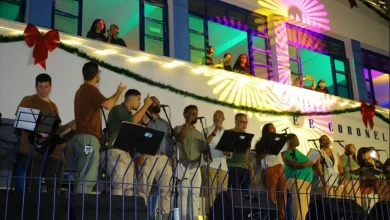Coral formado por alunos da rede municipal e convidados se apresenta nas janelas