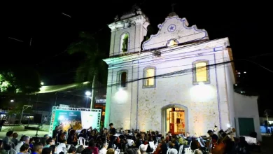 Orquestra Sinfônica Juvenil Carioca se apresenta em frente à Paróquia Nossa Senhora da Guia