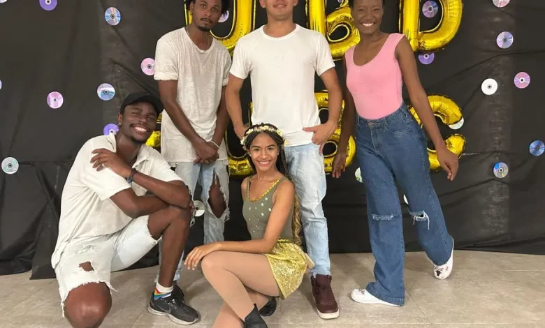 Jovens bailarinos da UBD Company