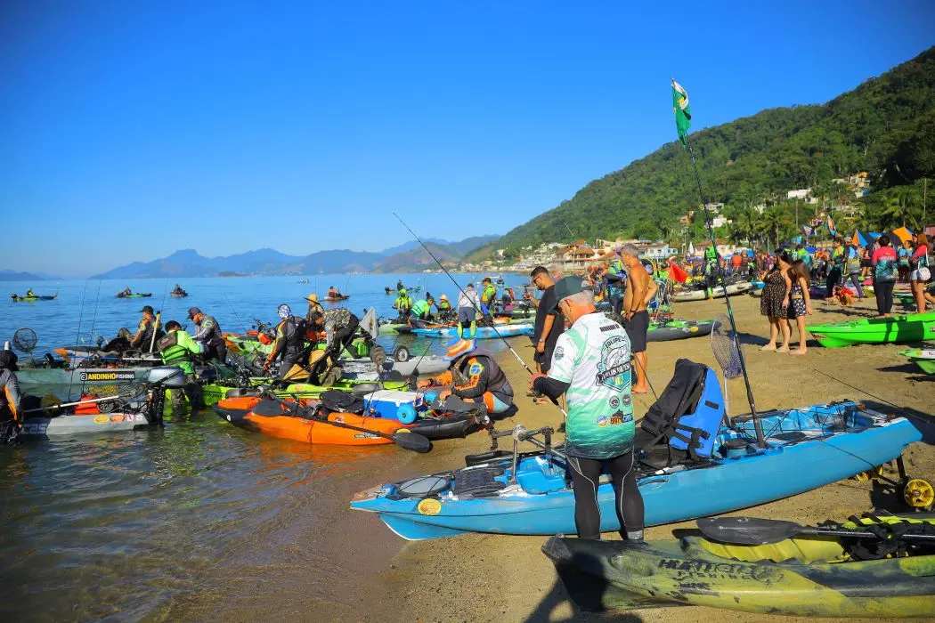 Atletas se preparam para a largada do DKF na Praia de Itacuruçá